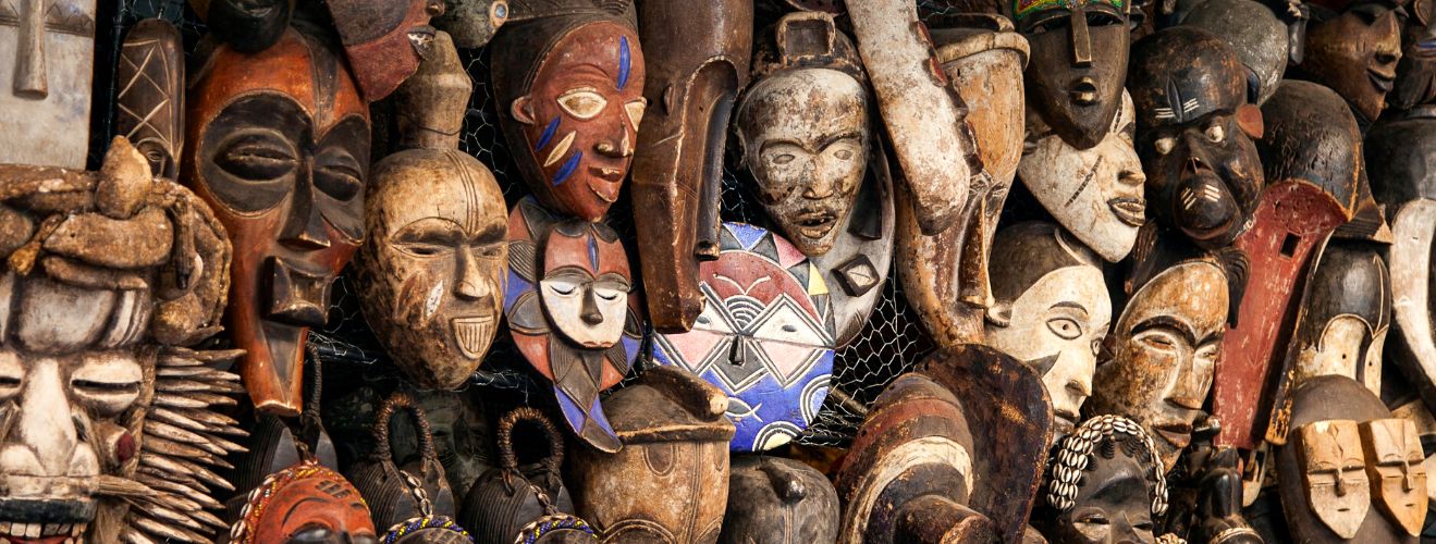 Masques dans un marché au Cameroun