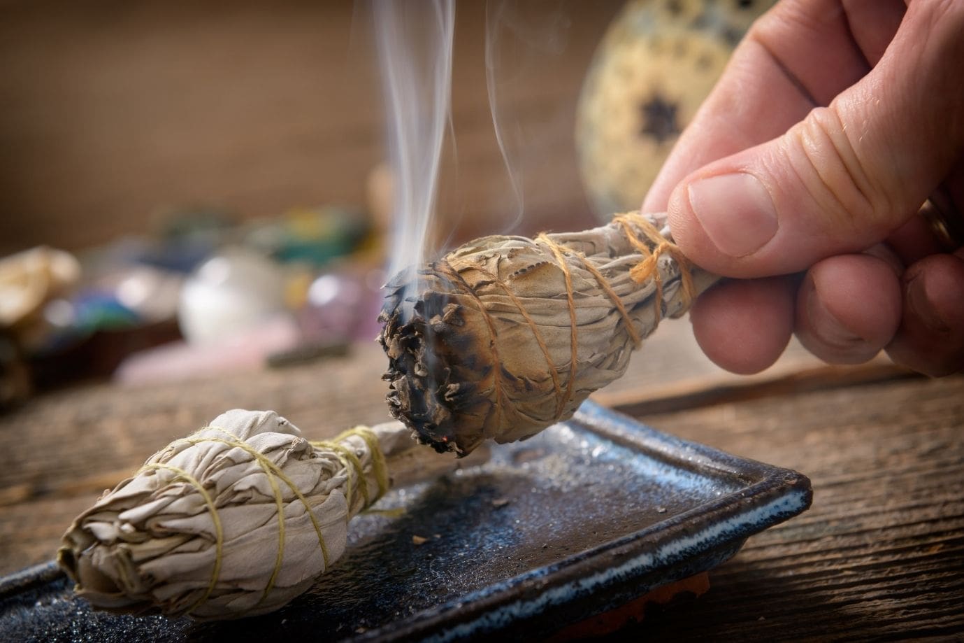 Rite de purification traditionnel amérindien effectué avec un bâton de fumigation de sauge blanche